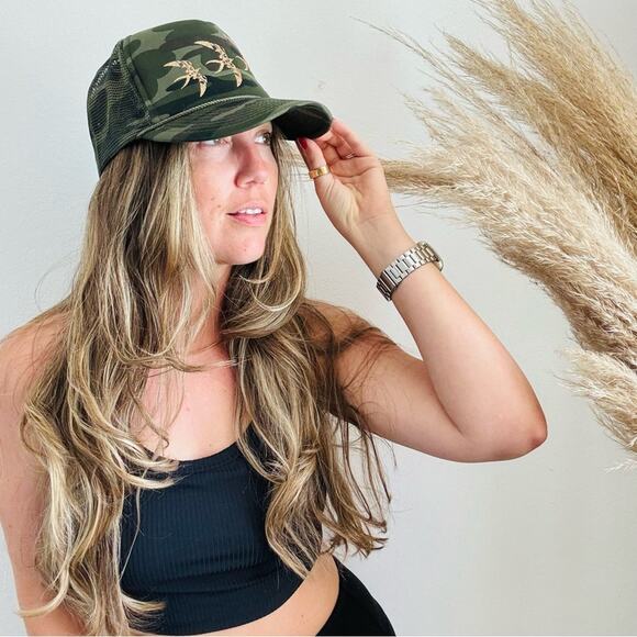 VINTAGE Y2K Green Black Camo Print Gold Glitter Bird Trucker Mesh Snap Back Hat main image 5